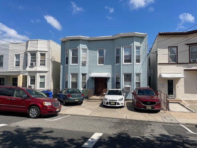 Building Photo - 719 Columbia Ave Unit 2 Rental