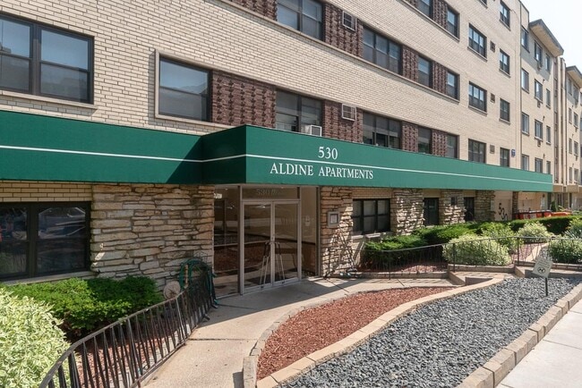 Building Photo - 535 W Aldine Ave Rental