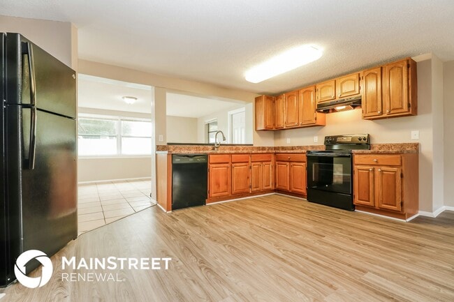 Photo - 10911 Piccadilly Rd