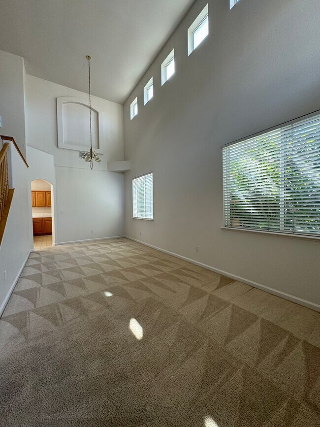 Photo - Comfortable home has 5Bdm 3Ba Home With 3 ...