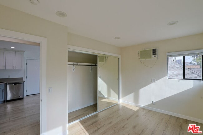 Building Photo - 1277 W 23rd St Unit 3