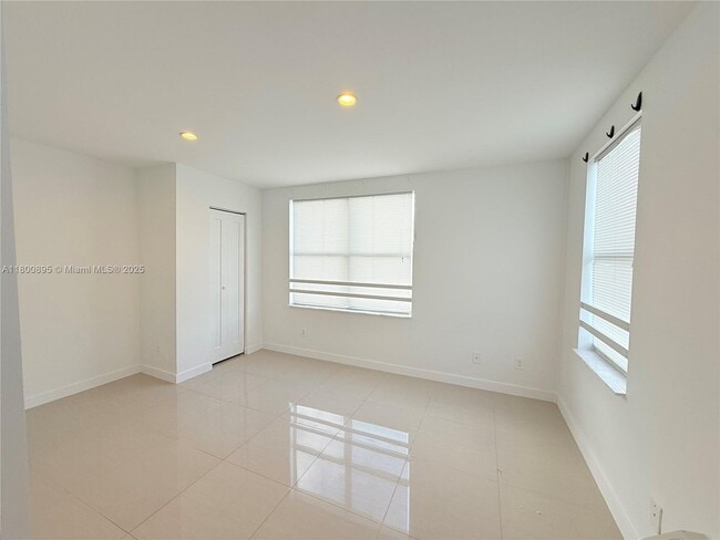 Building Photo - 924 Marseille Dr Unit 38 Rental