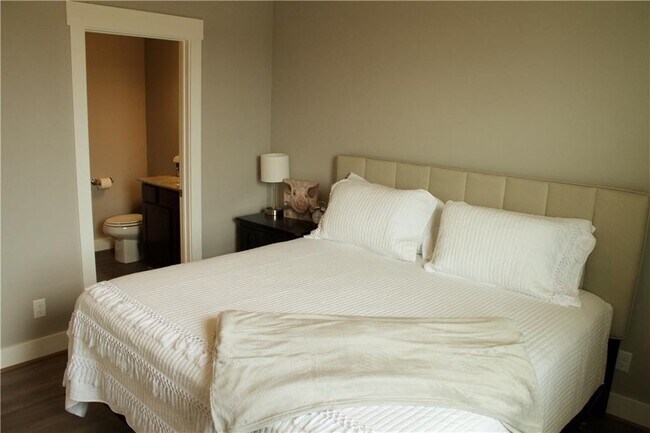 Photo - 1569 Brooks Ave