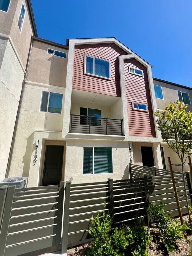 Brand New Modern 4 Bedroom / 3.5 Bath Town... - Brand New Modern 4 Bedroom / 3.5 Bath Town... Casa Adosada