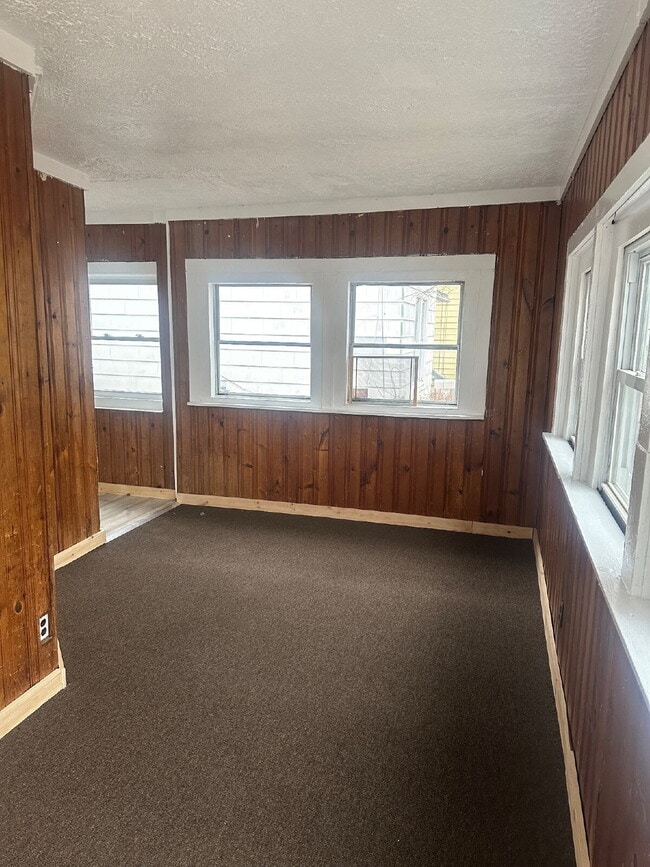 Building Photo - Beautiful 3 bedroom home located on Myrtle Hill Park! Unit Down