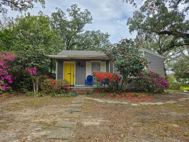 Building Photo - 2 bedroom 1 bath house w/ bonus room off Gulf Beach Hwy!