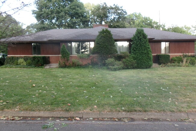 Building Photo - 4900 Solar Dr Unit 4900 Solar Rental