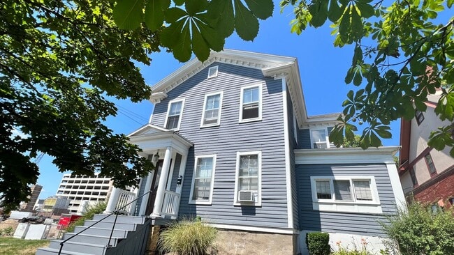 Building Photo - 223 Lyon St NE Unit 223 Lyon NE - Apt B