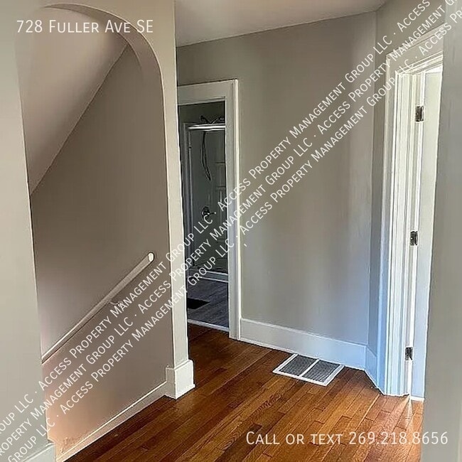Photo - 728 Fuller Ave SE