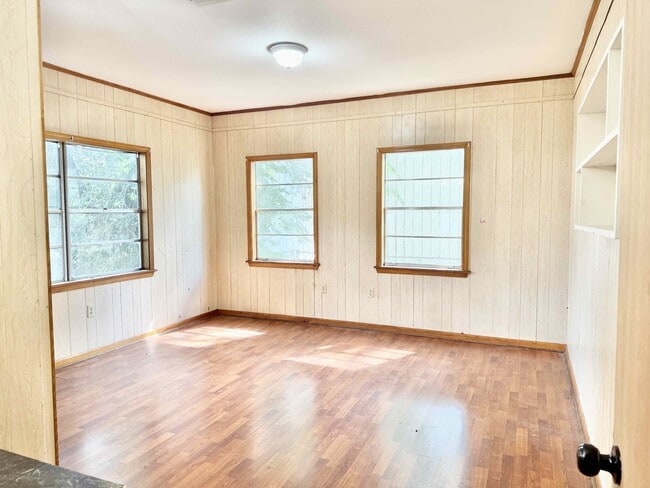 Photo - 452 Bernardo St