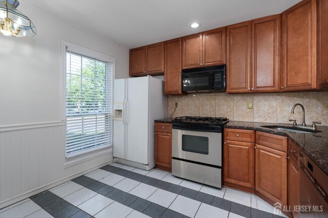 Photo - 357 Hadleigh Ln