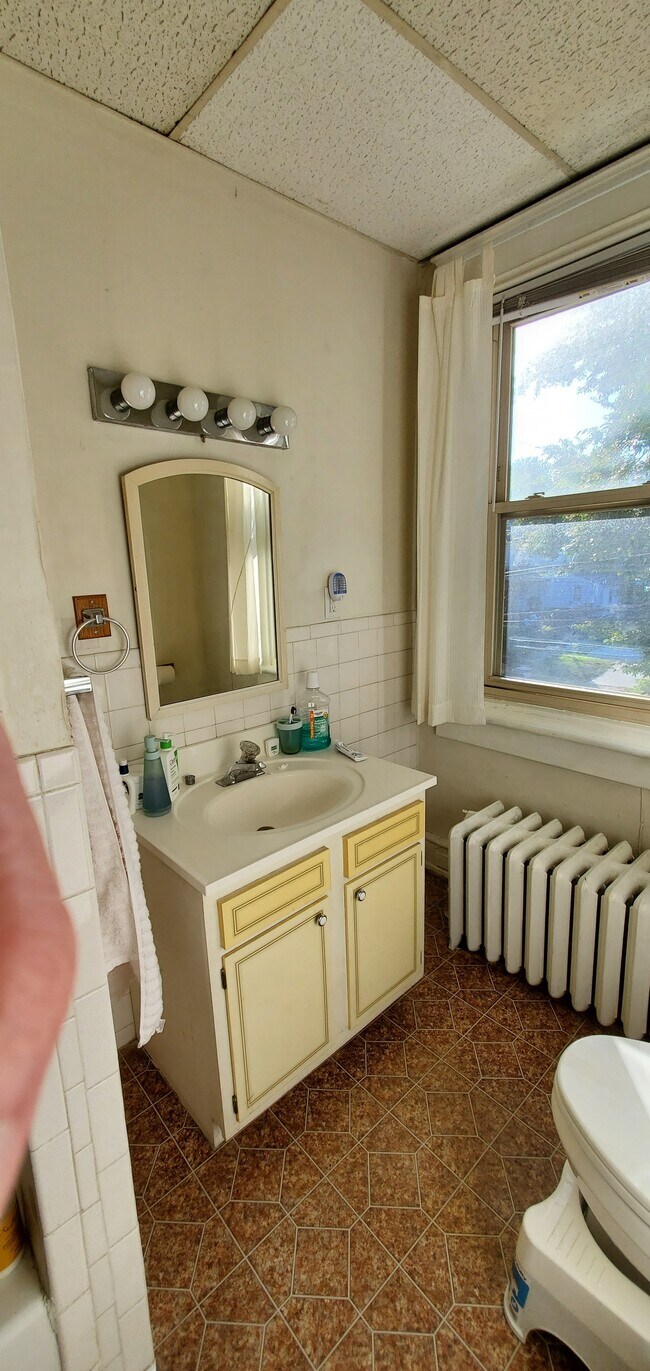 Bathroom - 531 W Union Blvd Unit # 3