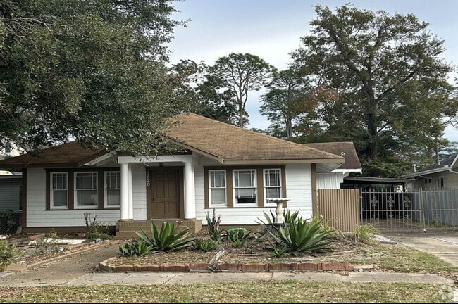 Building Photo - 3520 5th St Rental