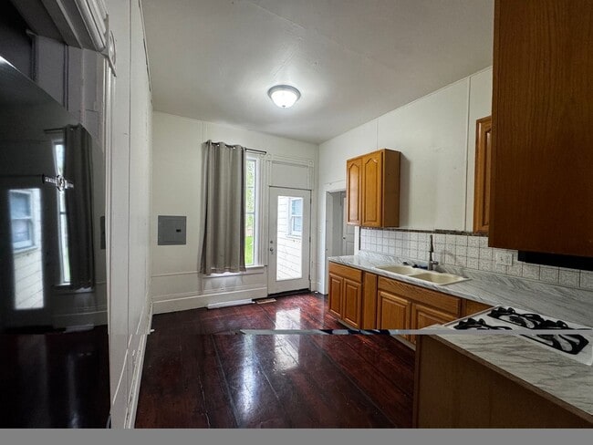 910 8th St Unit 910 1/2 8th ST