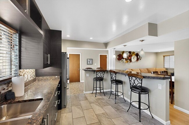 amplia cocina con barra - 4715 Marquette Ave NE