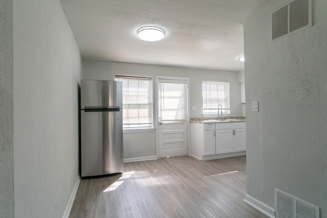 Photo - 124 Yorke St