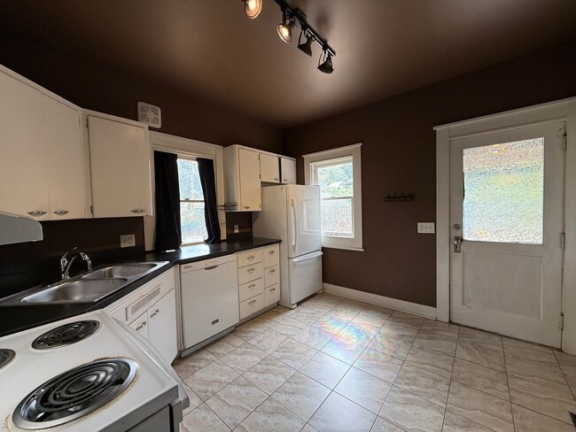 Photo - PRICE DROP - Charming 1.5-Story Victorian ...