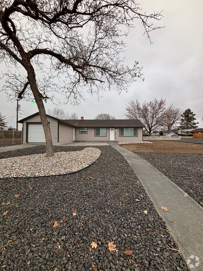 Building Photo - Freshly Remodeled Single-Family Home with ...