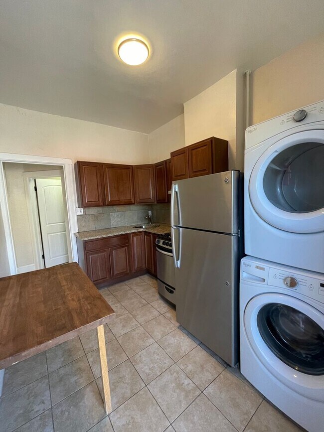 Building Photo - 126 S Broadway Unit A