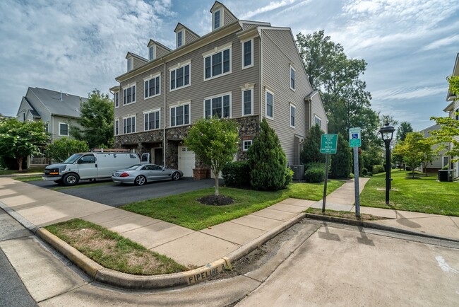 Building Photo - Bright And Spacious 3 Bed 2.5 Bath End-Uni... Rental