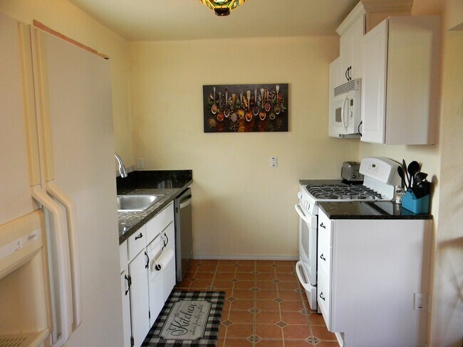 Kitchen - 1043 Girard Blvd NE