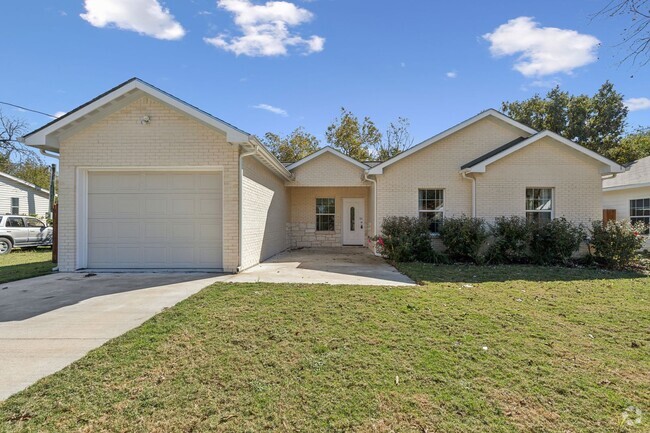 Building Photo - Classic in Cleburne Rental