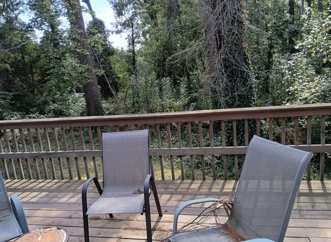 Photo - "Charming 2-Bedroom Retreat with Granite Touches and Hardwood Elegance in Hendersonville!"