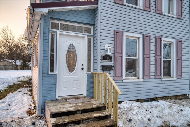 Photo - 1702 Lake St