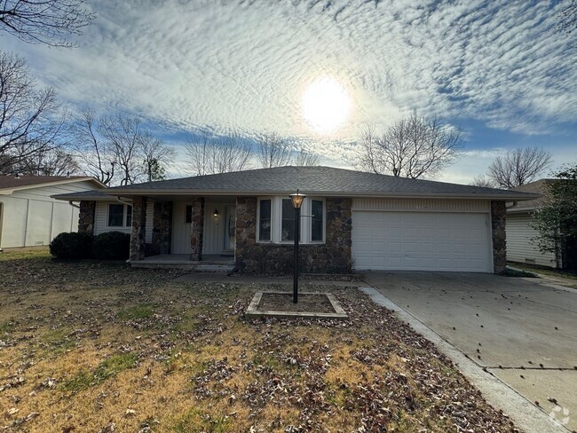 Building Photo - Gorgeous 3 bedroom, 2 bath home in a great...
