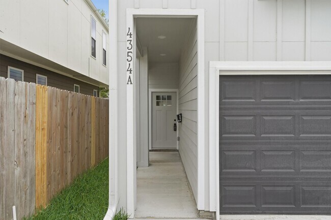 Photo - 4354 Clover St