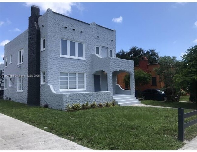 Building Photo - 327 SW 20th St Unit 2