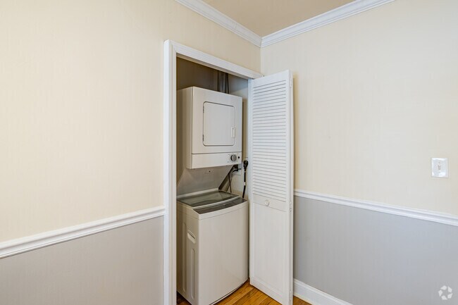 2BR, 2BA - 860SF - Laundry