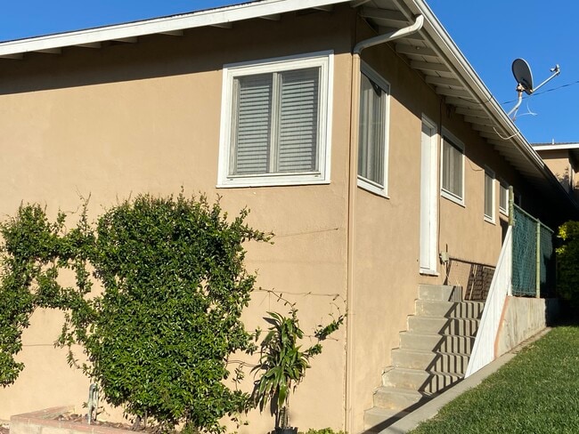 Building Photo - 956 Eucalyptus Dr Unit B Rental