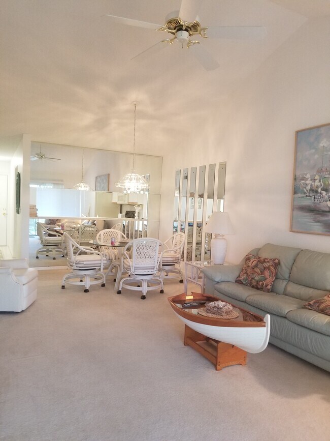 Living Room - 3021 Sandpiper Bay Cir Unit E302