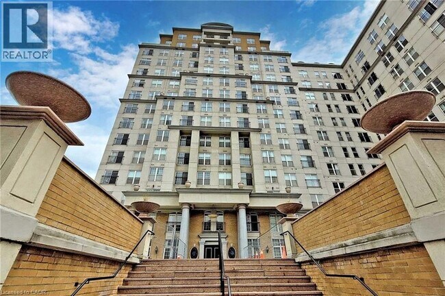 Photo - 135 James St S Unité 608