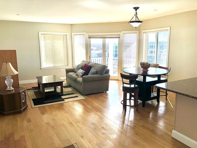 Photo - 1522 VFW Pky Unidad 204