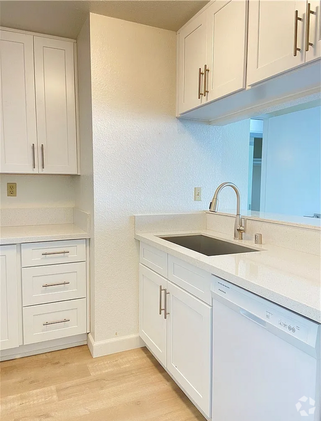 Building Photo - Newly Remodeled 1 Bedroom 1 Bathroom Unit 412 Rental