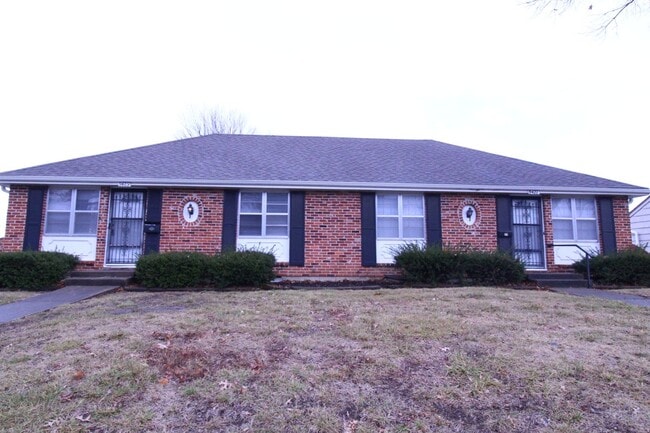 Building Photo - January FREE On This 2 Bedroom 1 Bath Duplex In Overland Park