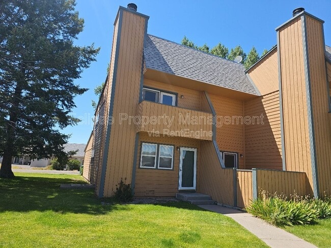 Building Photo - 9 River Dr