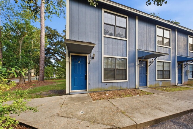 Building Photo - 2 Bedroom x 2.5 Bathroom NEWLY RENOVATED Apartment Unit 4