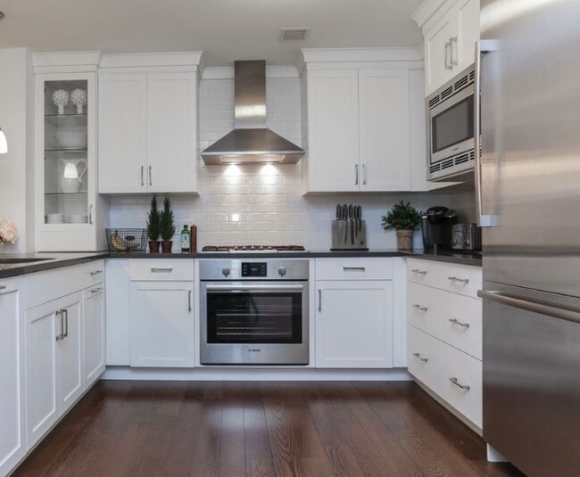 Building Photo - 10 Byron Pl Unit 318