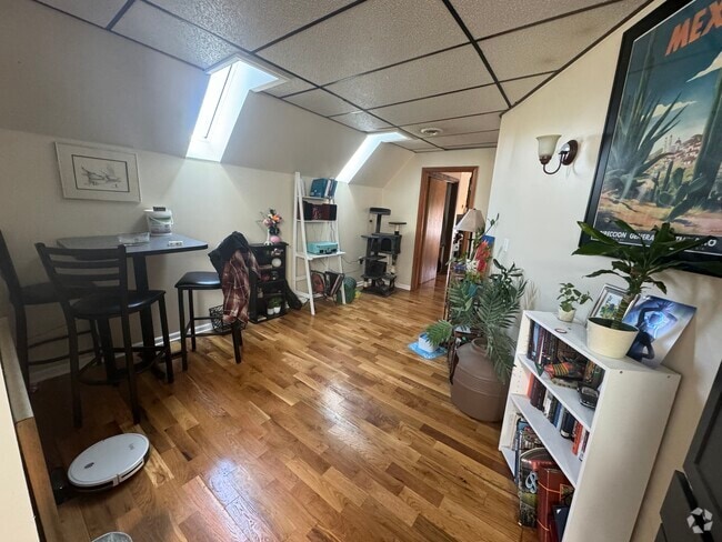 Building Photo - 2621 N Maryland Ave Unit 3 Rental