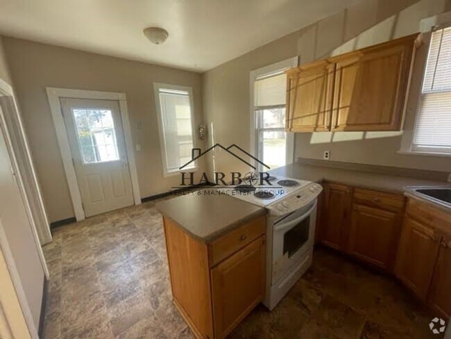 Building Photo - 524 E Center St Rental