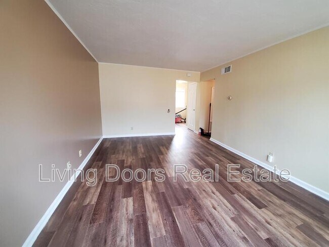 Photo - 305 S 47th St