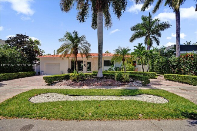Photo - 2025 Alamanda Dr