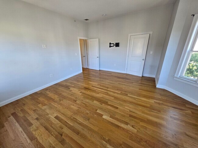 Photo - 355 Adams St