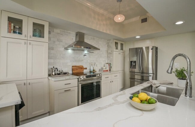 Building Photo - 15 Greenway Plz Unit 19F