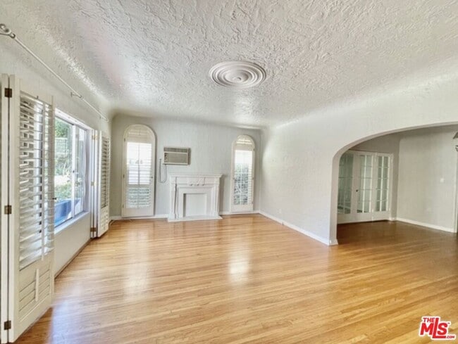 Photo - 227 N Swall Dr