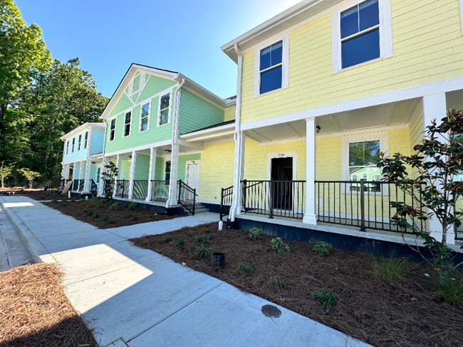 Photo - 300 Gardenview Ln