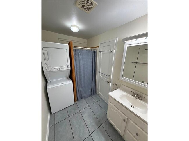 Photo - 418 Monroe St N